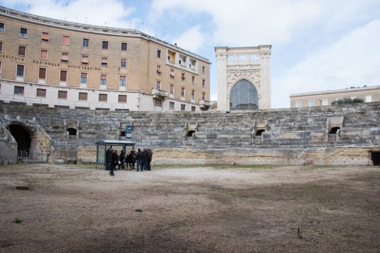 Raffaele Quida Continuum Anfiteatro di Lecce 01 Che ci fa una pensilina degli autobus dentro l’Anfiteatro di Lecce? Dalla Puglia a Milano, immagini del progetto itinerante dell’artista Raffaele Quida