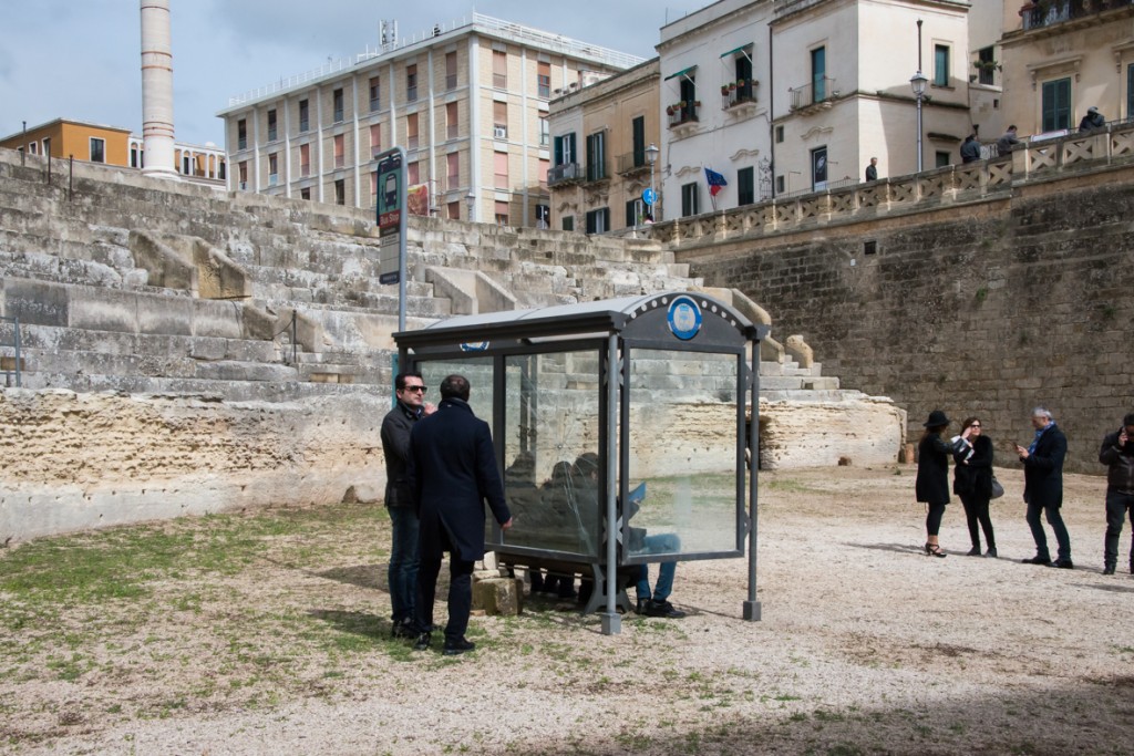 Che ci fa una pensilina degli autobus dentro l’Anfiteatro di Lecce? Dalla Puglia a Milano, immagini del progetto itinerante dell’artista Raffaele Quida