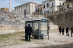 Raffaele Quida Continuum Anfiteatro di Lecce 02 Che ci fa una pensilina degli autobus dentro l’Anfiteatro di Lecce? Dalla Puglia a Milano, immagini del progetto itinerante dell’artista Raffaele Quida