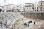 Raffaele Quida Continuum Anfiteatro di Lecce 03 Che ci fa una pensilina degli autobus dentro l’Anfiteatro di Lecce? Dalla Puglia a Milano, immagini del progetto itinerante dell’artista Raffaele Quida