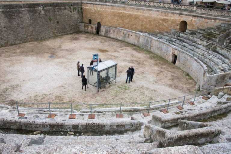 Raffaele Quida Continuum Anfiteatro di Lecce 05 Che ci fa una pensilina degli autobus dentro l’Anfiteatro di Lecce? Dalla Puglia a Milano, immagini del progetto itinerante dell’artista Raffaele Quida