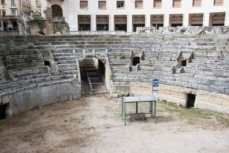 Raffaele Quida Continuum Anfiteatro di Lecce 10 Che ci fa una pensilina degli autobus dentro l’Anfiteatro di Lecce? Dalla Puglia a Milano, immagini del progetto itinerante dell’artista Raffaele Quida