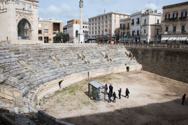 Raffaele Quida Continuum Anfiteatro di Lecce 12 Che ci fa una pensilina degli autobus dentro l’Anfiteatro di Lecce? Dalla Puglia a Milano, immagini del progetto itinerante dell’artista Raffaele Quida