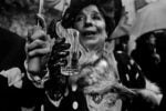 Letizia Battaglia, Ricevimento aristocratico in giardino con volpe morta, Palermo, 1987 - courtesy Letizia Battaglia