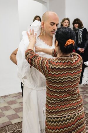 La Vestizione della Sposa. Immagini e video dell’intensa performance di Ruben Montini a Cagliari: nel segno di Gina Pane