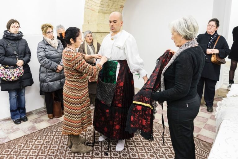 Ruben Montini La Vestizione della Sposa 2016 performance Galleria Macca Cagliari foto Ela Bialkowska OKNOstudio courtesy lartista 2 La Vestizione della Sposa. Immagini e video dell'intensa performance di Ruben Montini a Cagliari: nel segno di Gina Pane