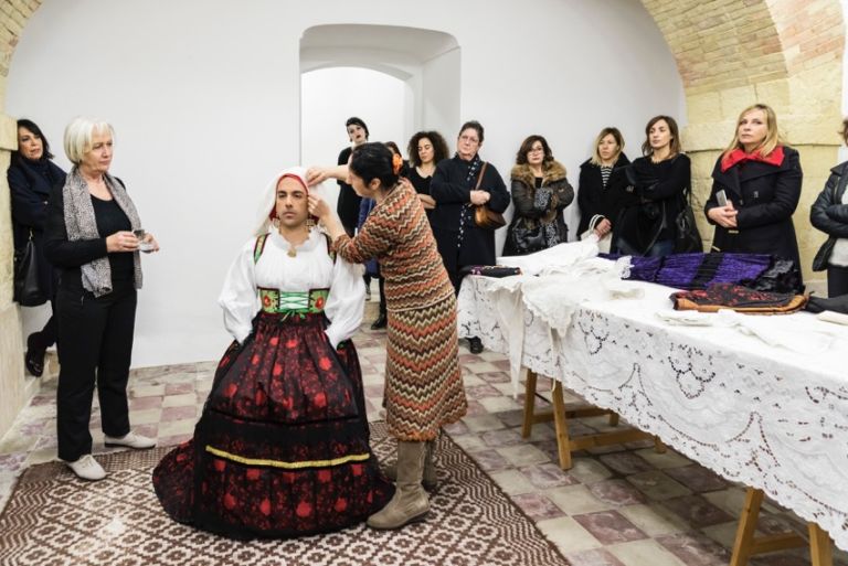 Ruben Montini La Vestizione della Sposa 2016 performance Galleria Macca Cagliari foto Ela Bialkowska OKNOstudio courtesy lartista 4 La Vestizione della Sposa. Immagini e video dell'intensa performance di Ruben Montini a Cagliari: nel segno di Gina Pane