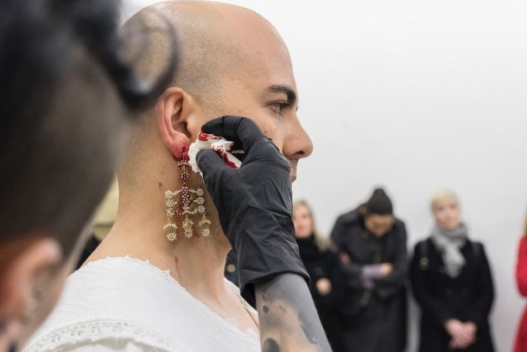 Ruben Montini La Vestizione della Sposa 2016 performance Galleria Macca Cagliari foto Ela Bialkowska OKNOstudio courtesy lartista La Vestizione della Sposa. Immagini e video dell'intensa performance di Ruben Montini a Cagliari: nel segno di Gina Pane