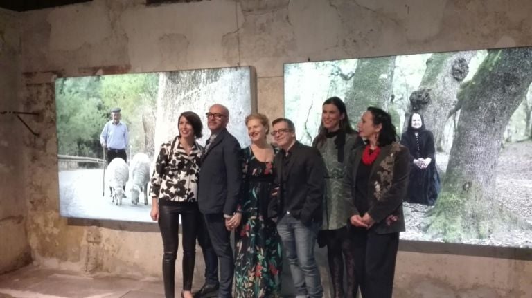 Senes Nonostante Marras Milano 07 Moda e arte. Da Milano immagini in anteprima della mostra di Daniela Zedda allo spazio Nonostante Marras: un omaggio fotografico, letterario (ed enologico) alla Sardegna