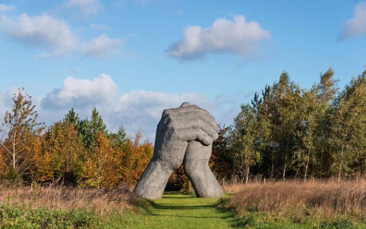 Il tormentane degli smartphonisti distratti. In Inghilterra una scultura deve essere spostata a causa delle troppe zuccate: e l’artista s’incazza