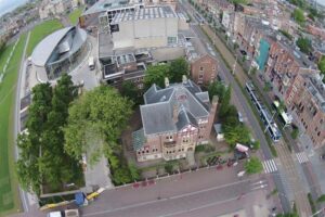 Ancora nuovi spazi e iniziative per l’arte in Olanda, il paese più interessante del 2016. Due galleristi aprono un nuovo museo d’arte contemporanea. Con Warhol e Banksy