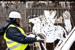 William Kentridge all’opera a Roma. Ecco le prime immagini dei lavori al grande murale Triumphs e Laments sui muraglioni del Tevere