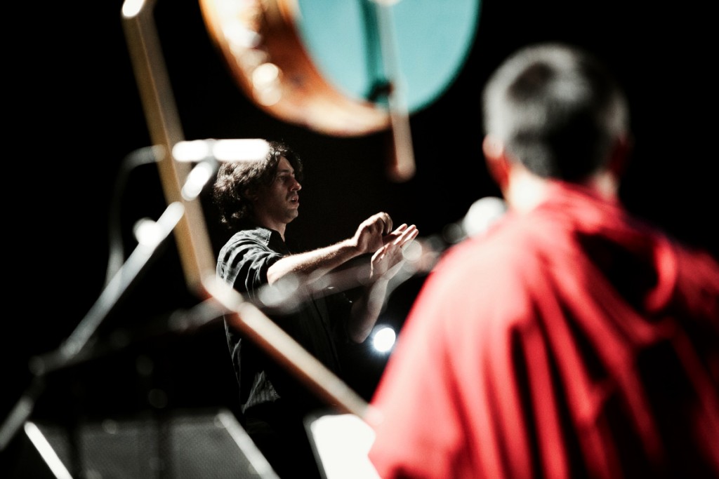 Fuga Perpetua di Yuval Avital. Un concerto icono-sonoro in prima assoluta a Modena: sul tema dei rifugiati, fra installazione, video e performance