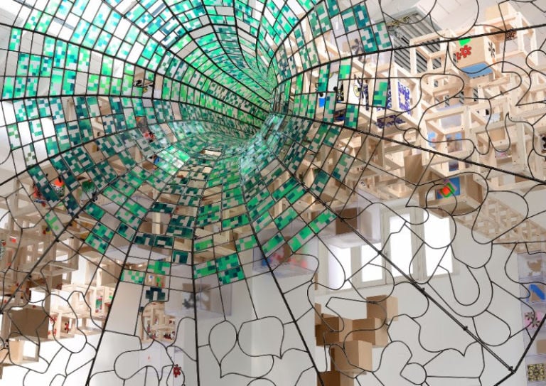 jacob hashimoto La galleria Studio La Città apre un nuovo spazio temporaneo a Milano sui Navigli, con l’installazione di Jacob Hashimoto