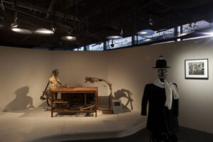 Il critico d’arte sostituito da una macchina. Una mostra curata a Parigi da un gruppo di antropologi mette in scena Joe Berenson, il robot che analizza le opere