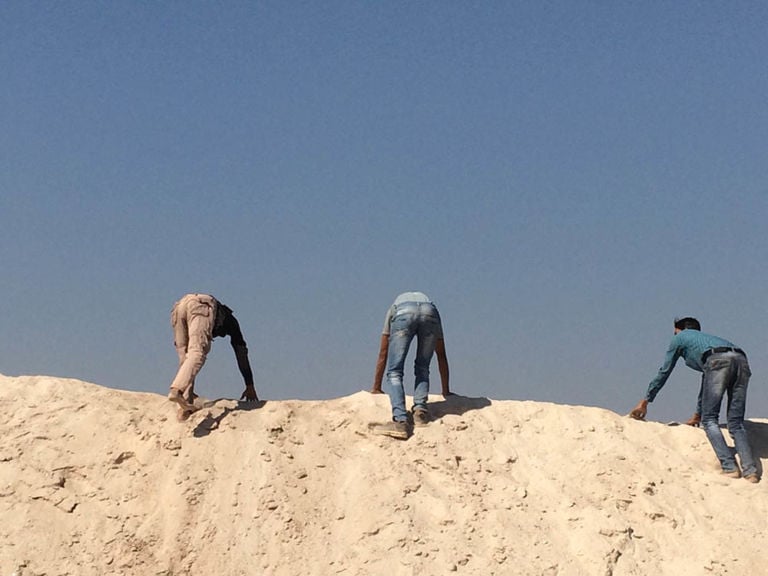 28. Pillars of the earth performance stone and sand factory Paradsinga Nagpur5 Italiani in trasferta. I pilastri della terra di Virginia Zanetti in India. Residenza, workshop, mostra e diverse performance “cosmiche”: ecco le immagini