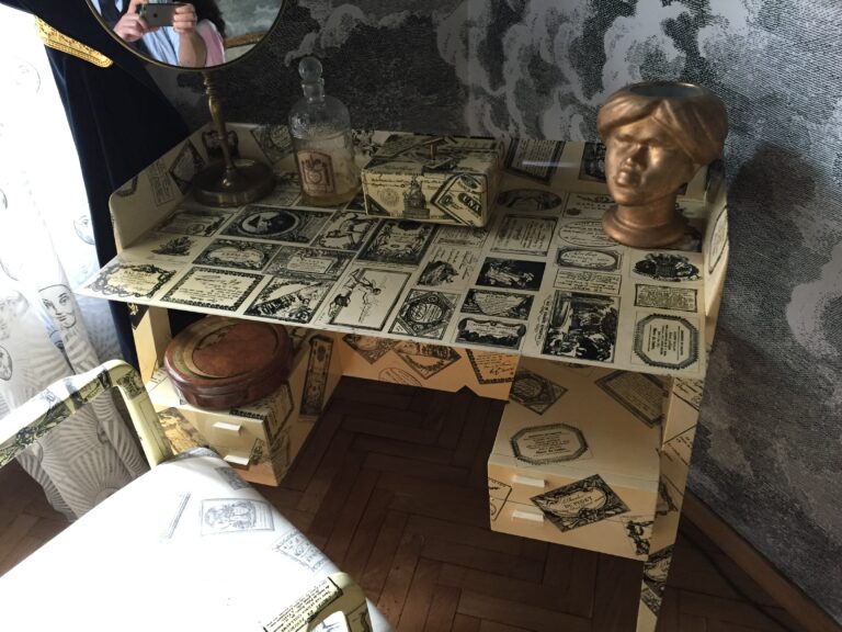 Casa Fornasetti Milano 17 Milano Updates: Tutte le immagini da Casa Fornasetti. Dove Stefania Fersini realizza un intervento ricordando Jan Van Eyck. Ancora mostre nelle case private nella settimana milanese dell’arte