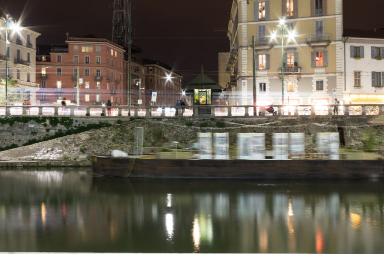 Edicola Radetzky Milano veduta dal lato Darsena foto Maurangelo Quagliarella Non-luoghi per l'arte, a Milano. L'installazione di Daniele Carpi dà il via alla programmazione di Edicola Radetzky: ecco le immagini