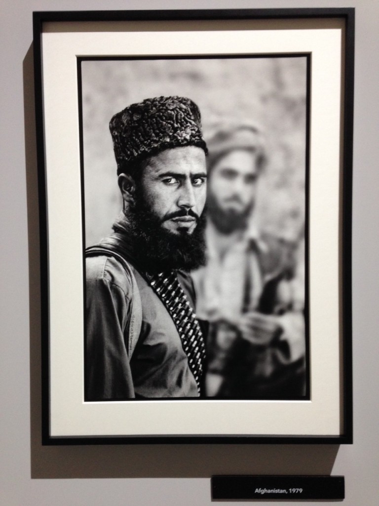 Il mondo di Steve McCurry alla Reggia di Venaria Il mondo di Steve McCurry alla Reggia di Venaria. Con 275 fotografie è la mostra più ampia sul fotografo americano. Che iniziò da fotoreporter in Afghanistan