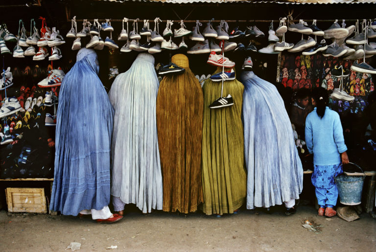 Kabul Afghanistan 1992©Steve McCurry Il mondo di Steve McCurry alla Reggia di Venaria. Con 275 fotografie è la mostra più ampia sul fotografo americano. Che iniziò da fotoreporter in Afghanistan