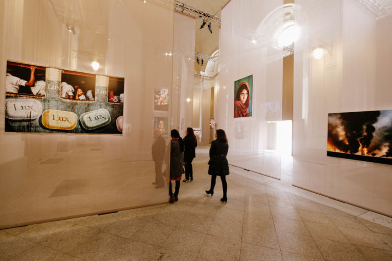 LAVAZZA mccurry venaria 035 ®andreaguermani Il mondo di Steve McCurry alla Reggia di Venaria. Con 275 fotografie è la mostra più ampia sul fotografo americano. Che iniziò da fotoreporter in Afghanistan