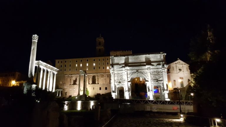 La luna al Foro Romano 2 Il Foro Romano e la nuova illuminazione firmata Acea. Così a Roma l'archeologia diventa un luogo di novità e di entusiasmo grazie al nuovo corso della Soprintendenza