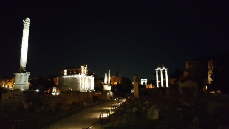 La luna al Foro Romano 4 Il Foro Romano e la nuova illuminazione firmata Acea. Così a Roma l'archeologia diventa un luogo di novità e di entusiasmo grazie al nuovo corso della Soprintendenza