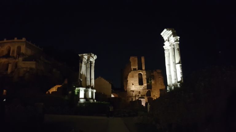 La luna al Foro Romano 8 Il Foro Romano e la nuova illuminazione firmata Acea. Così a Roma l'archeologia diventa un luogo di novità e di entusiasmo grazie al nuovo corso della Soprintendenza