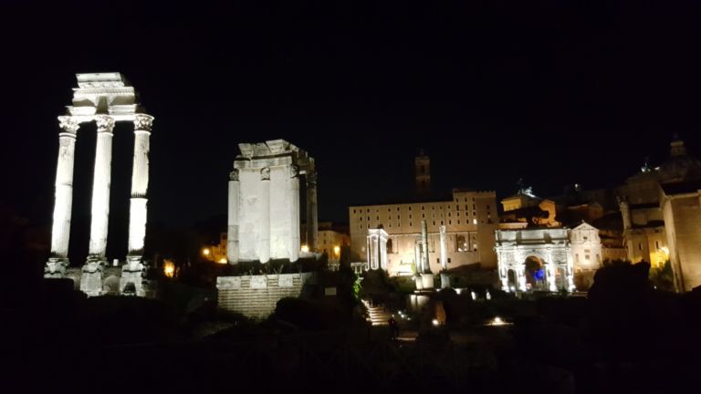 La luna al Foro Romano 9 Il Foro Romano e la nuova illuminazione firmata Acea. Così a Roma l'archeologia diventa un luogo di novità e di entusiasmo grazie al nuovo corso della Soprintendenza