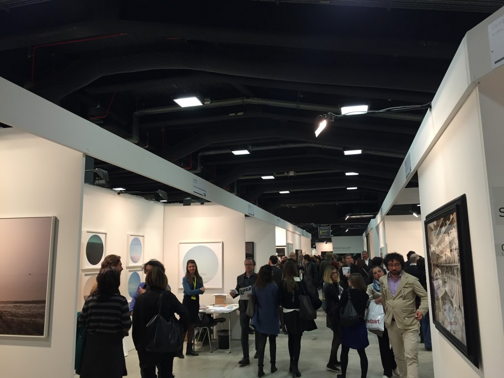 Tanta gente all’inaugurazione di MIA Fair. Immagini dalla fiera milanese di fotografia: il trend di quest’anno? Il paesaggio