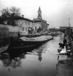 Mario De Biasi, Naviglio a San Cristoforo, Milano, anni ’50, stampa ai sali d’argento (modern), cm 40,9 x 30,3, Edizione open edition, Courtesy Admira, Milan ©Archivio De Biasi