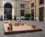 Museo della merda Salone Updates: la Design Week di Milano parte con il distretto delle 5VIE. Che spariglia le carte tra essenzialità e deriva ultradecorativa