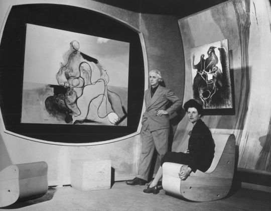 Peggy Guggenheim e Max Ernst nella galleria surrealista di Art of This Century, New York, 1942 ca. - courtesy Fondazione Solomon R. Guggenheim