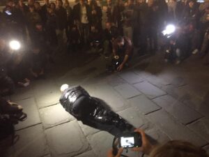 Jan Fabre, il verme. Pazzesca performance notturna dell’artista belga a Piazza della Signoria, a Firenze: ecco immagini e video