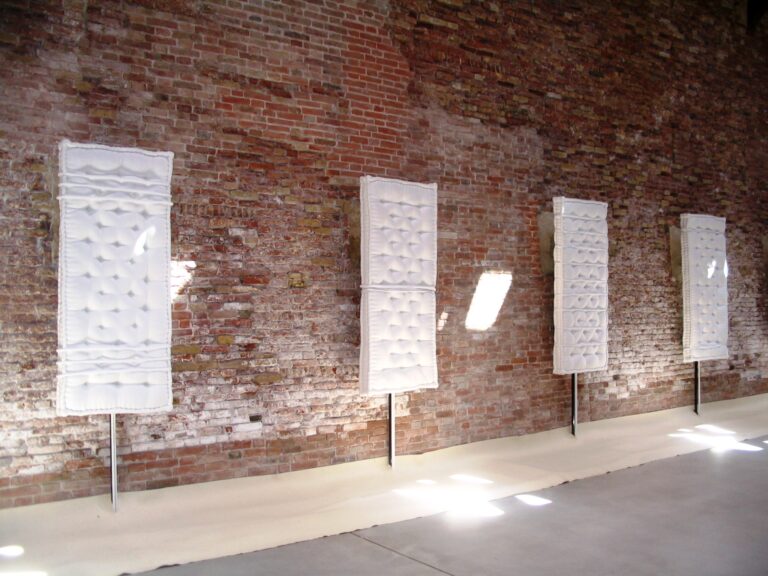 Pier Paolo Calzolari Accrochage Punta della Dogana Venezia Da Venezia immagini in anteprima di Accrochage, nuova mostra di Punta della Dogana. Che si dà al minimal per scoprire un nuovo lato della collezione Pinault