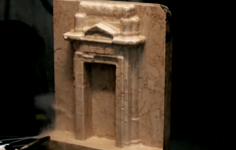 Robot allopera per ricreare l’Arco del Tempio di Bel di Palmira TOR ART Carrara 1 Palmira? La ricostruiamo a Carrara. Ecco immagini e video del robot che sta ricreando l’Arco del Tempio di Bel in scala 1:1