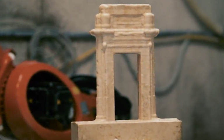 Robot allopera per ricreare l’Arco del Tempio di Bel di Palmira TOR ART Carrara 2 Palmira? La ricostruiamo a Carrara. Ecco immagini e video del robot che sta ricreando l’Arco del Tempio di Bel in scala 1:1