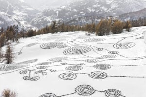 Disegnare nella neve. La Land Art poetica di Sonja Hinrichsen