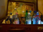 Una valigia piena di venti in bottiglia, bizzarra collezione del Museo della Bora di Trieste