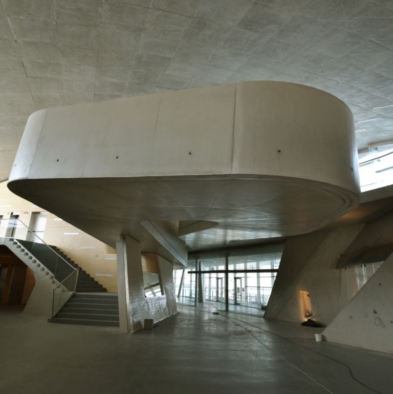 Zaha Hadid Stazione marittima di Salerno photo Giacomo Santoro L’ultima opera di Zaha Hadid. Inaugura a Salerno la stazione marittima pensata dall’archistar anglo-irachena come un’ostrica: ecco le foto in anteprima