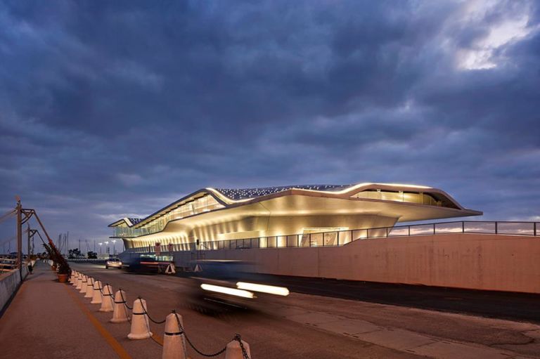 Zaha Hadid Stazione marittima di Salerno photo Studio Hadid L’ultima opera di Zaha Hadid. Inaugura a Salerno la stazione marittima pensata dall’archistar anglo-irachena come un’ostrica: ecco le foto in anteprima