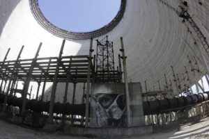 Street Art sui reattori di Chernobyl. L’artista Guido Van Helten omaggia il fotografo Igor Kostin