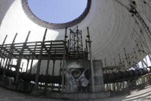 Street Art sui reattori di Chernobyl. L’artista Guido Van Helten omaggia il fotografo Igor Kostin