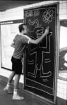 keith haring subway 5 Quando Keith Haring riempiva la metropolitana di New York coi graffiti di gesso. E la polizia lo arrestava.