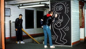 Quando Keith Haring riempiva la metropolitana di New York coi graffiti di gesso. E la polizia lo arrestava.