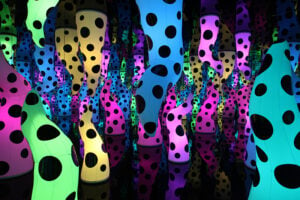 Tre artisti commentano il “Campo di falli” di Yayoi Kusama