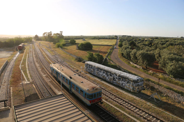 1 Lek Sowat A streetcar named desire for Villa Medici and Capo dArte Un treno d'artista, un omaggio a Duchamp. Spettacolari immagini dell'intervento dei graffitisti Lek & Sowat in Salento: da Villa Medici a Capo d’Arte