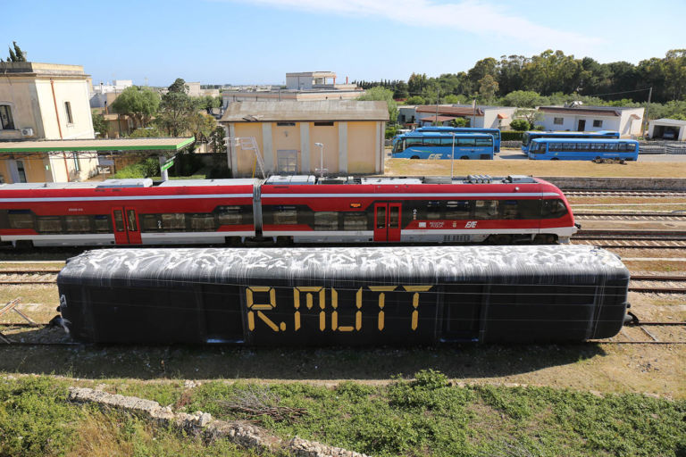 11 Lek Sowat A streetcar named desire for Villa Medici and Capo dArte Un treno d'artista, un omaggio a Duchamp. Spettacolari immagini dell'intervento dei graffitisti Lek & Sowat in Salento: da Villa Medici a Capo d’Arte