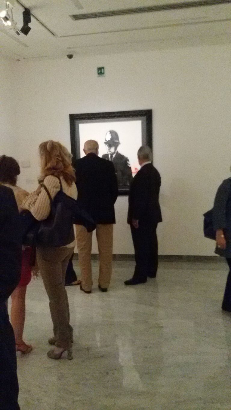 20160523 190108 Tutte le immagini da Guerra Capitalismo e Libertà. La fotogallery della mostra di Banksy che ha appena inaugurato a Palazzo Cipolla a Roma. Luci e ombre