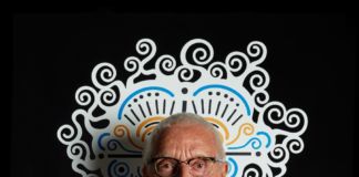 Alessandro Mendini con il suo autoritratto, 2014 - photo Carlo Lavatori